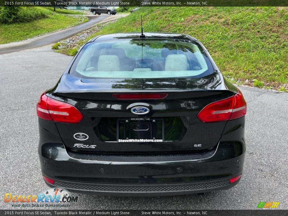 2015 Ford Focus SE Sedan Tuxedo Black Metallic / Medium Light Stone Photo #7