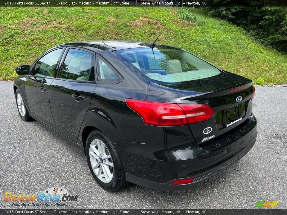 2015 Ford Focus SE Sedan Tuxedo Black Metallic / Medium Light Stone Photo #8