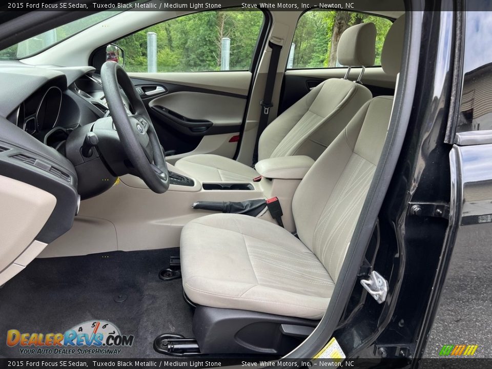 Front Seat of 2015 Ford Focus SE Sedan Photo #10