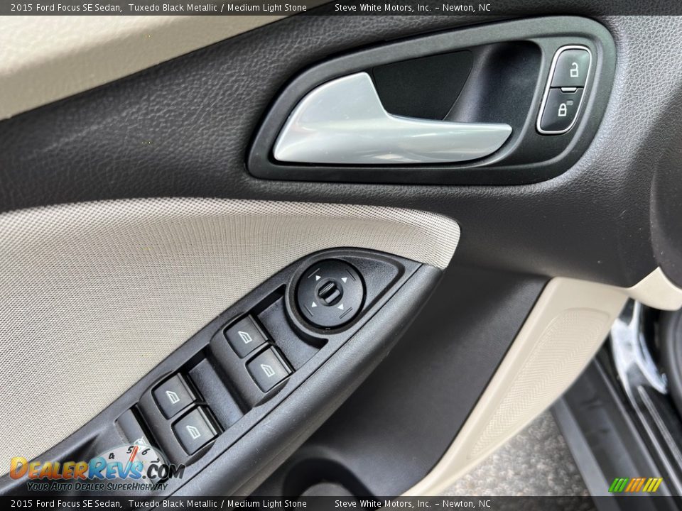 Door Panel of 2015 Ford Focus SE Sedan Photo #11