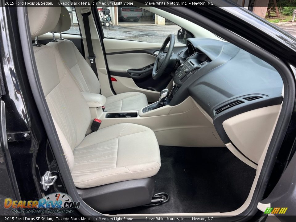 Front Seat of 2015 Ford Focus SE Sedan Photo #15