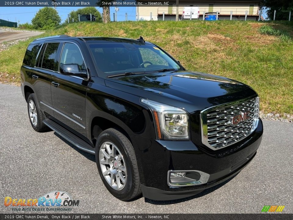 Front 3/4 View of 2019 GMC Yukon Denali Photo #5