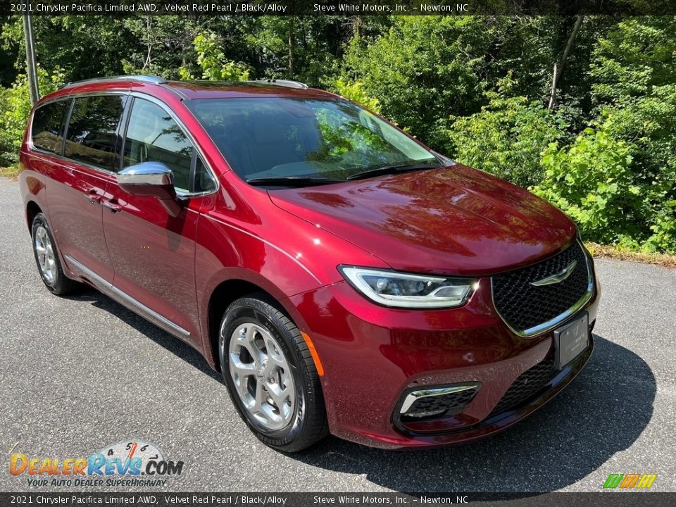 Front 3/4 View of 2021 Chrysler Pacifica Limited AWD Photo #4