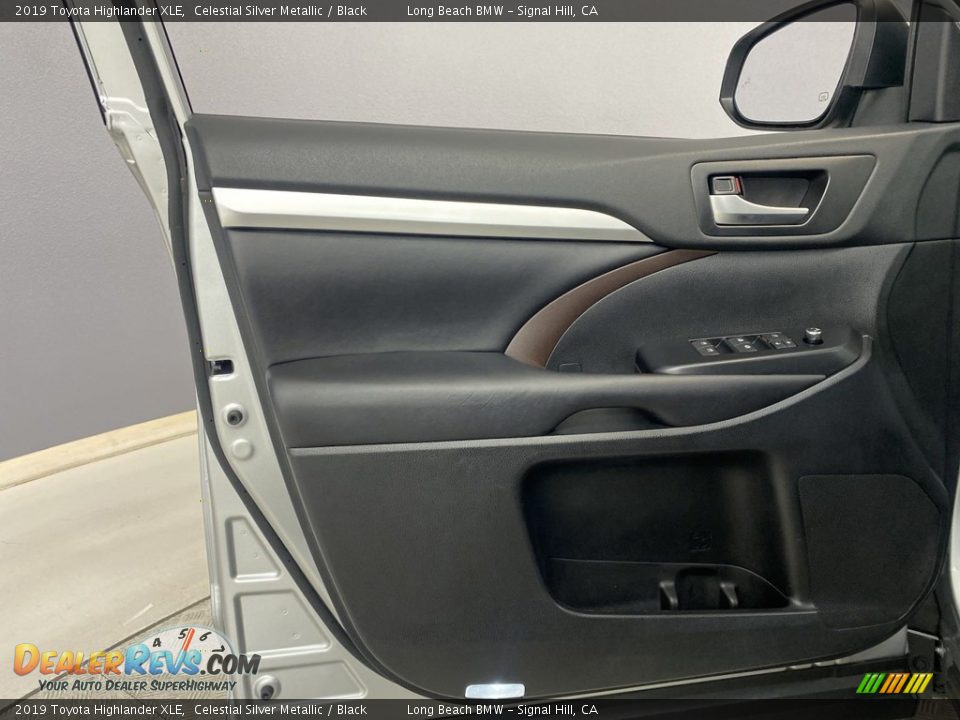 Door Panel of 2019 Toyota Highlander XLE Photo #12