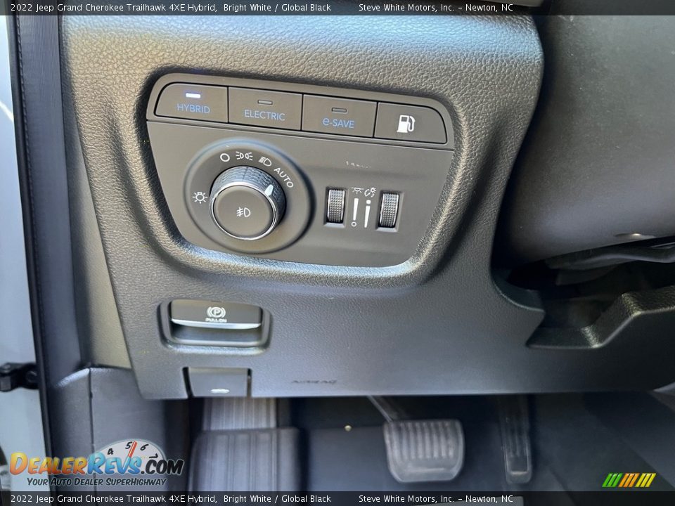 Controls of 2022 Jeep Grand Cherokee Trailhawk 4XE Hybrid Photo #25