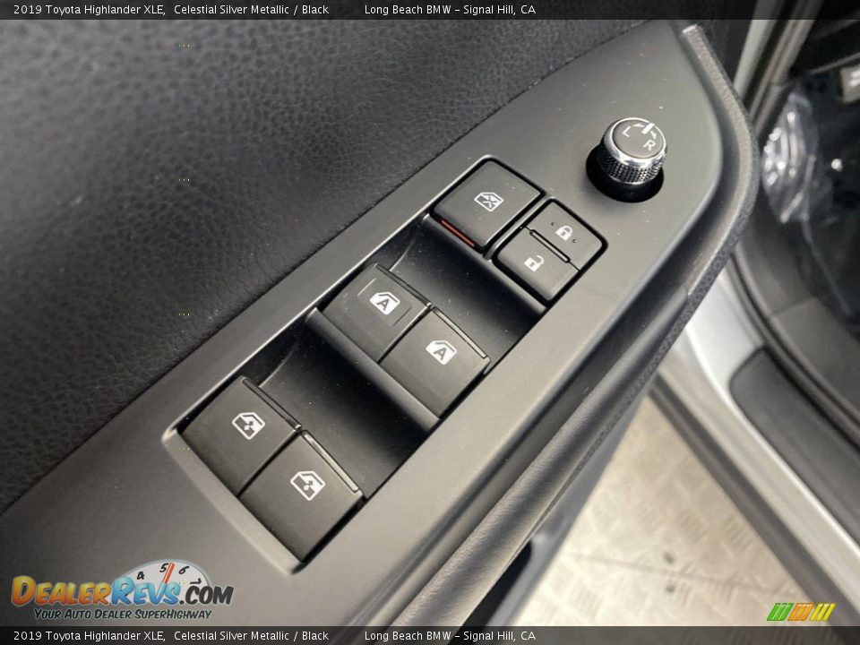 Controls of 2019 Toyota Highlander XLE Photo #13