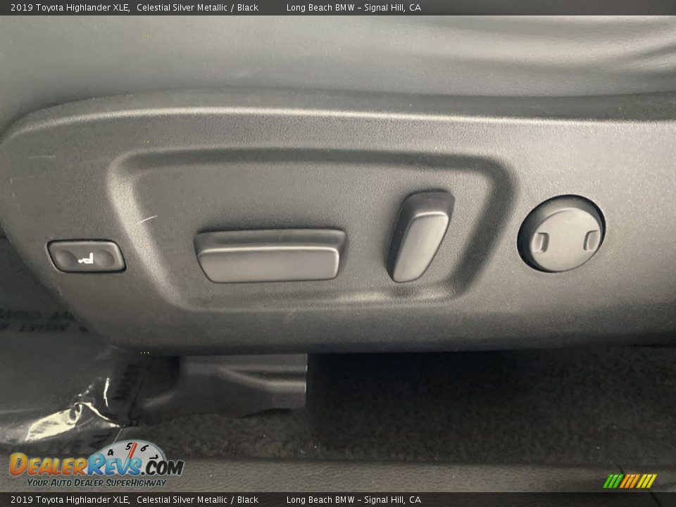Controls of 2019 Toyota Highlander XLE Photo #14