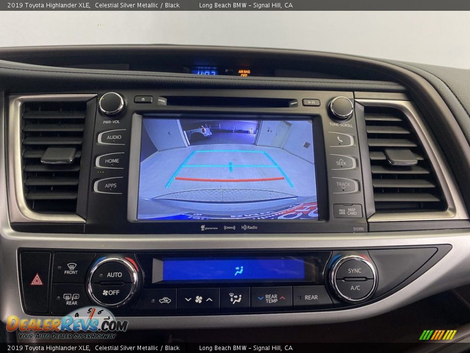 Controls of 2019 Toyota Highlander XLE Photo #24