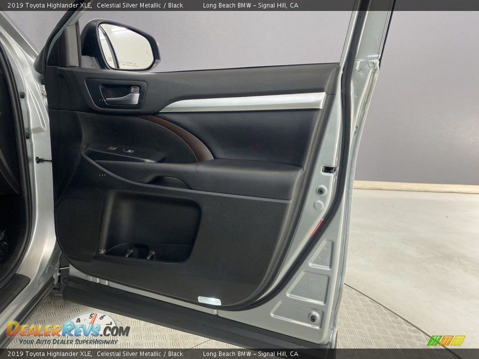 Door Panel of 2019 Toyota Highlander XLE Photo #29