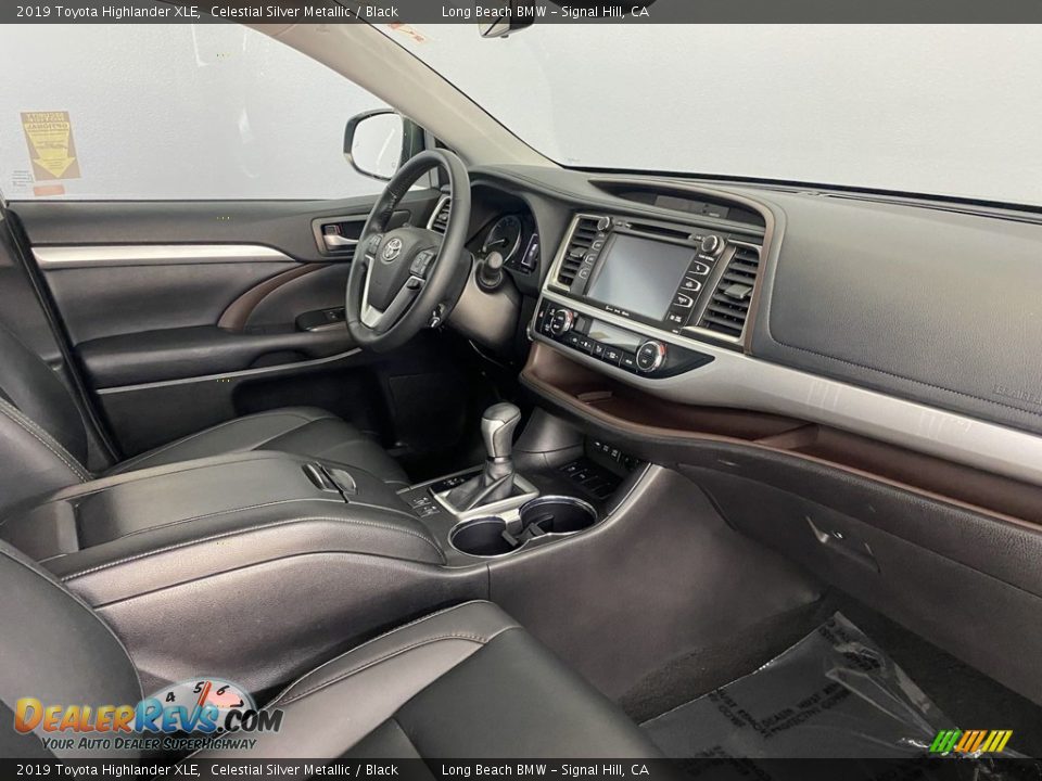 Dashboard of 2019 Toyota Highlander XLE Photo #30