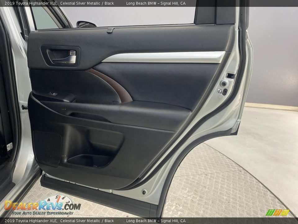 Door Panel of 2019 Toyota Highlander XLE Photo #32