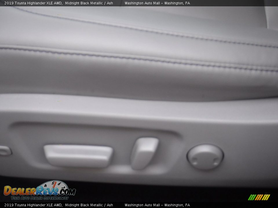 2019 Toyota Highlander XLE AWD Midnight Black Metallic / Ash Photo #22