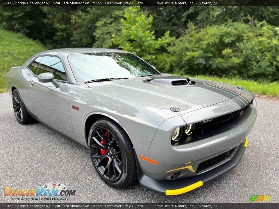 Front 3/4 View of 2023 Dodge Challenger R/T Scat Pack Shakedown Edition Photo #4