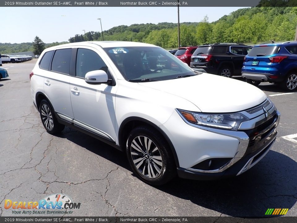 Front 3/4 View of 2019 Mitsubishi Outlander SE S-AWC Photo #9