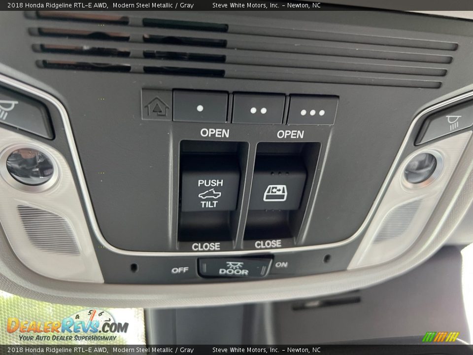 Controls of 2018 Honda Ridgeline RTL-E AWD Photo #27