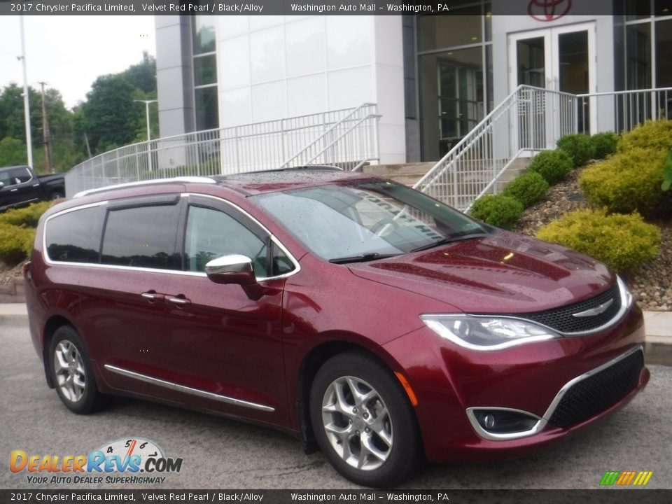 Front 3/4 View of 2017 Chrysler Pacifica Limited Photo #1