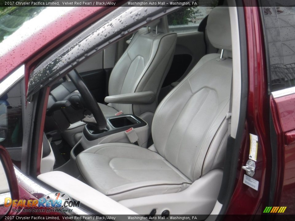 Front Seat of 2017 Chrysler Pacifica Limited Photo #25