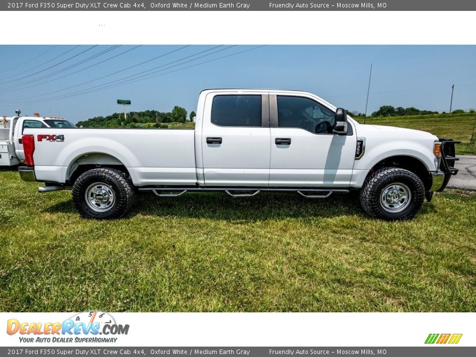 2017 Ford F350 Super Duty XLT Crew Cab 4x4 Oxford White / Medium Earth Gray Photo #2