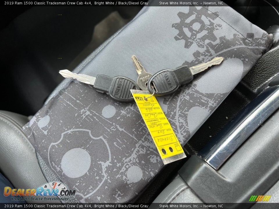 2019 Ram 1500 Classic Tradesman Crew Cab 4x4 Bright White / Black/Diesel Gray Photo #26