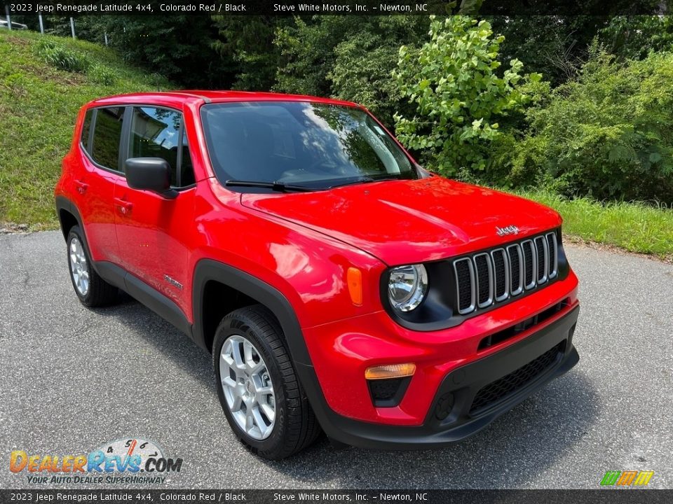 Front 3/4 View of 2023 Jeep Renegade Latitude 4x4 Photo #4