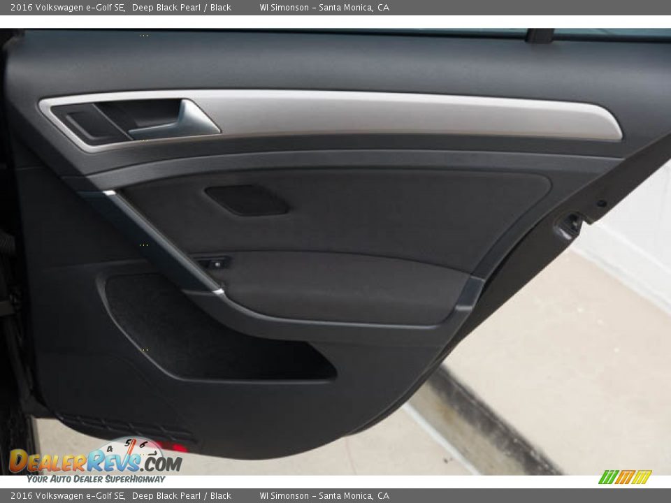 Door Panel of 2016 Volkswagen e-Golf SE Photo #30