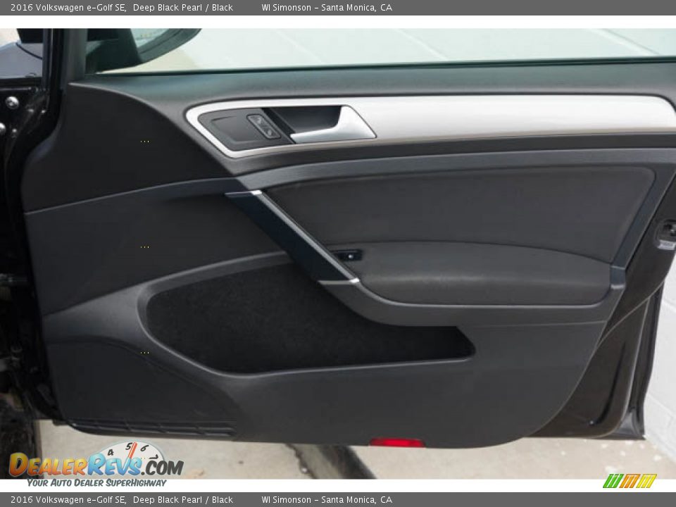 Door Panel of 2016 Volkswagen e-Golf SE Photo #31