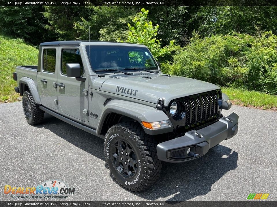 Front 3/4 View of 2023 Jeep Gladiator Willys 4x4 Photo #4