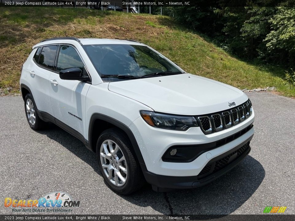 2023 Jeep Compass Latitude Lux 4x4 Bright White / Black Photo #4