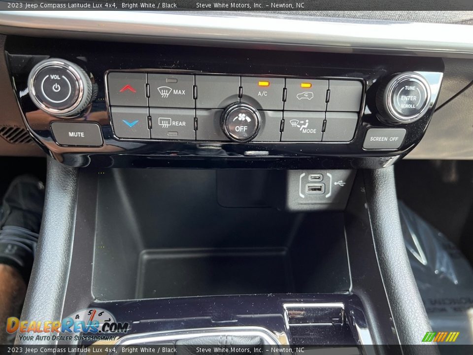 Controls of 2023 Jeep Compass Latitude Lux 4x4 Photo #23