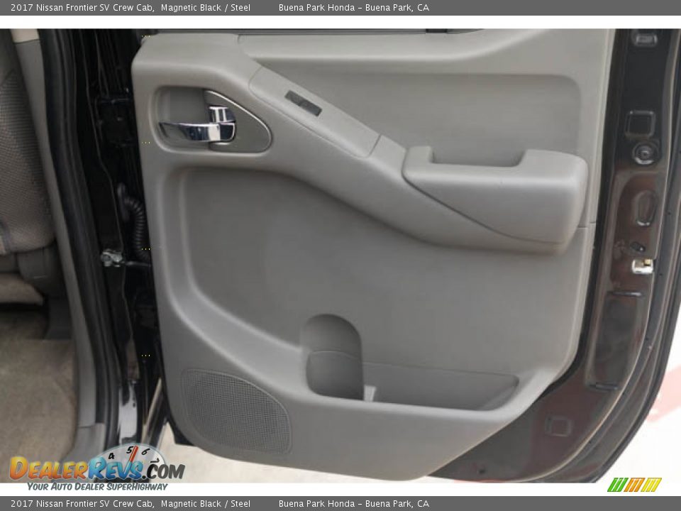 Door Panel of 2017 Nissan Frontier SV Crew Cab Photo #31