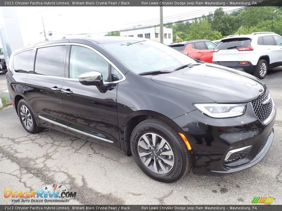 Front 3/4 View of 2023 Chrysler Pacifica Hybrid Limited Photo #8