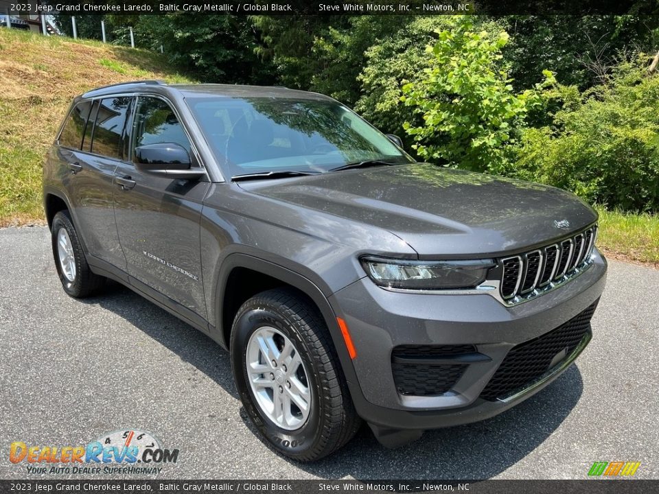 Front 3/4 View of 2023 Jeep Grand Cherokee Laredo Photo #4