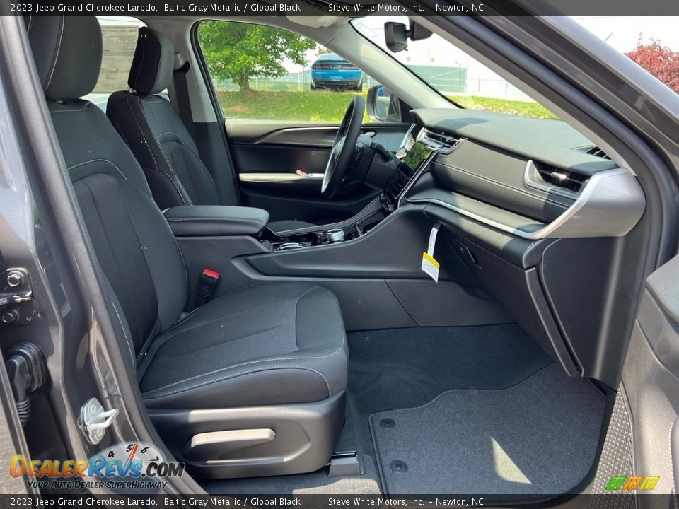 Front Seat of 2023 Jeep Grand Cherokee Laredo Photo #16