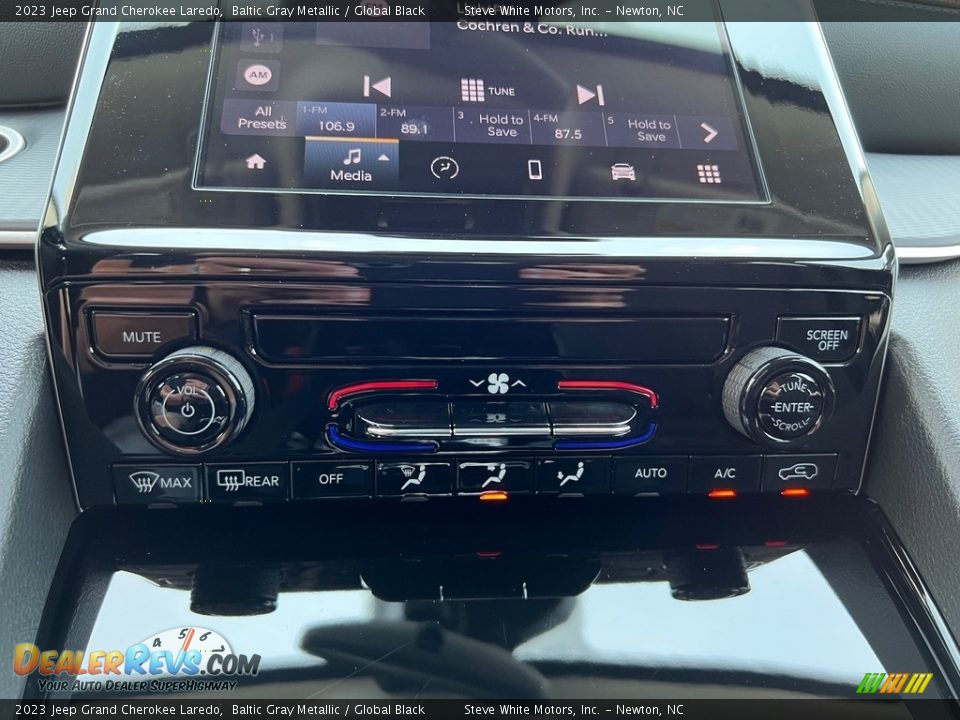 Controls of 2023 Jeep Grand Cherokee Laredo Photo #22