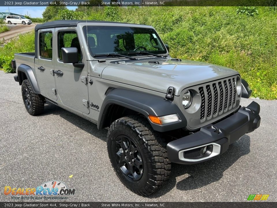Front 3/4 View of 2023 Jeep Gladiator Sport 4x4 Photo #4