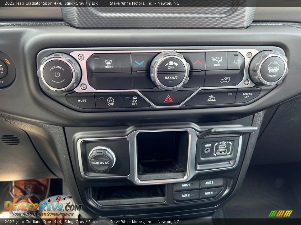 Controls of 2023 Jeep Gladiator Sport 4x4 Photo #23