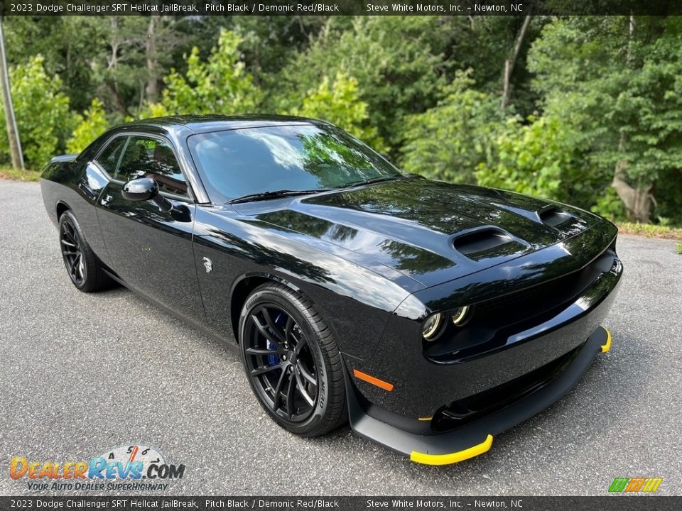 Front 3/4 View of 2023 Dodge Challenger SRT Hellcat JailBreak Photo #4