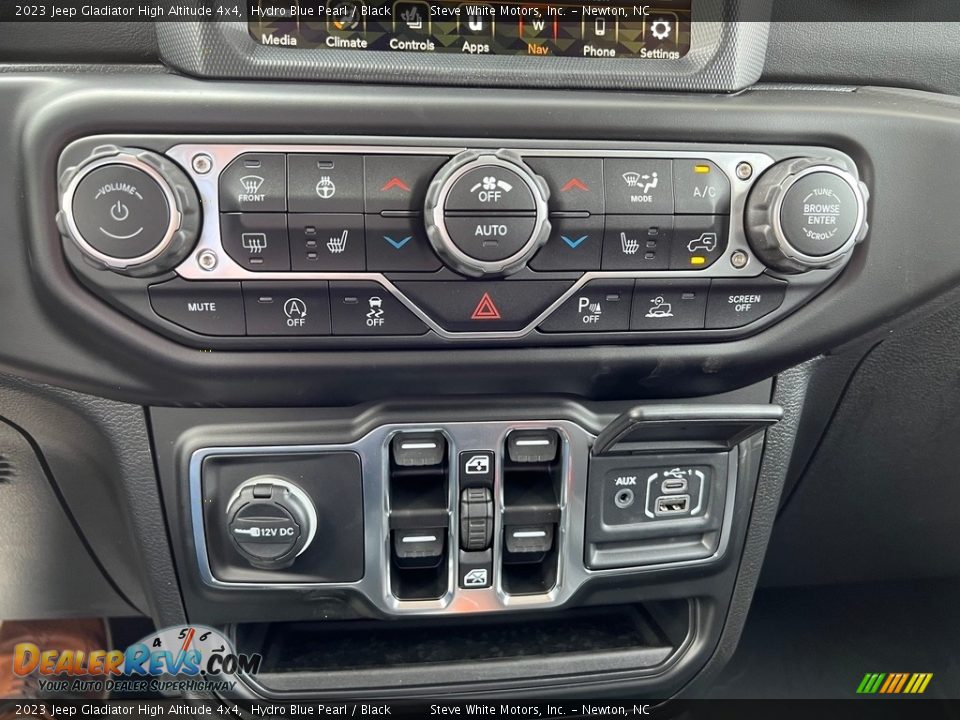 Controls of 2023 Jeep Gladiator High Altitude 4x4 Photo #26