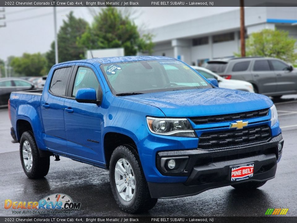 Front 3/4 View of 2022 Chevrolet Colorado LT Crew Cab 4x4 Photo #13