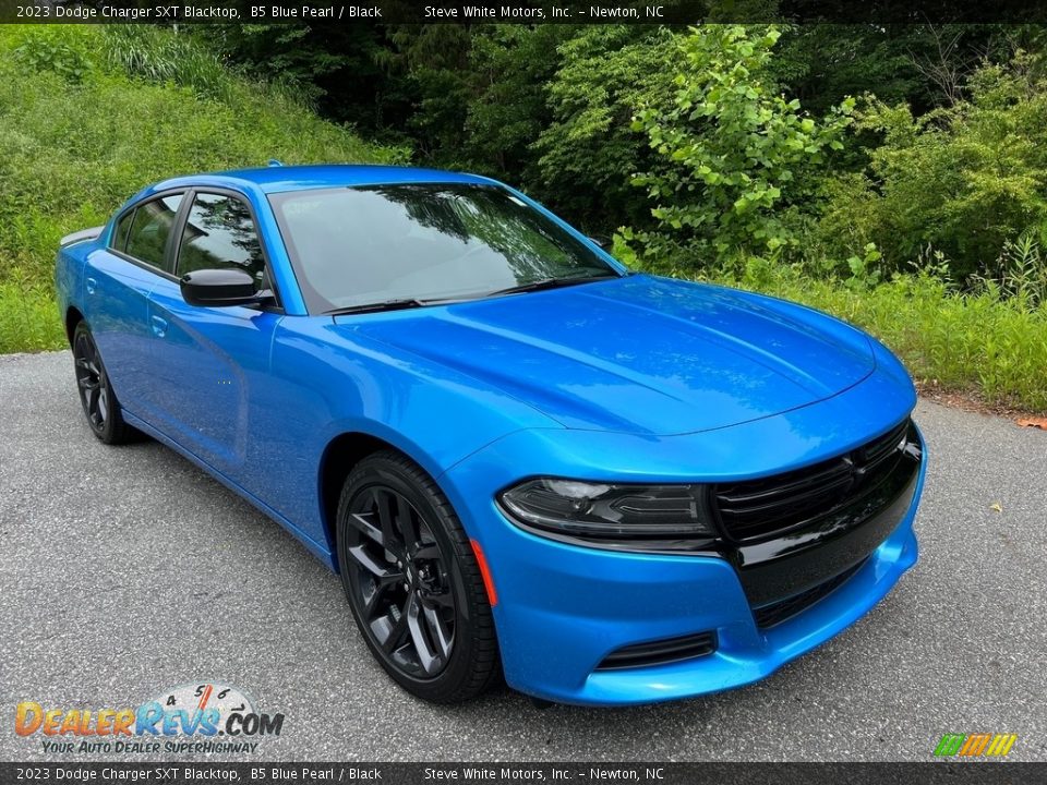 Front 3/4 View of 2023 Dodge Charger SXT Blacktop Photo #4