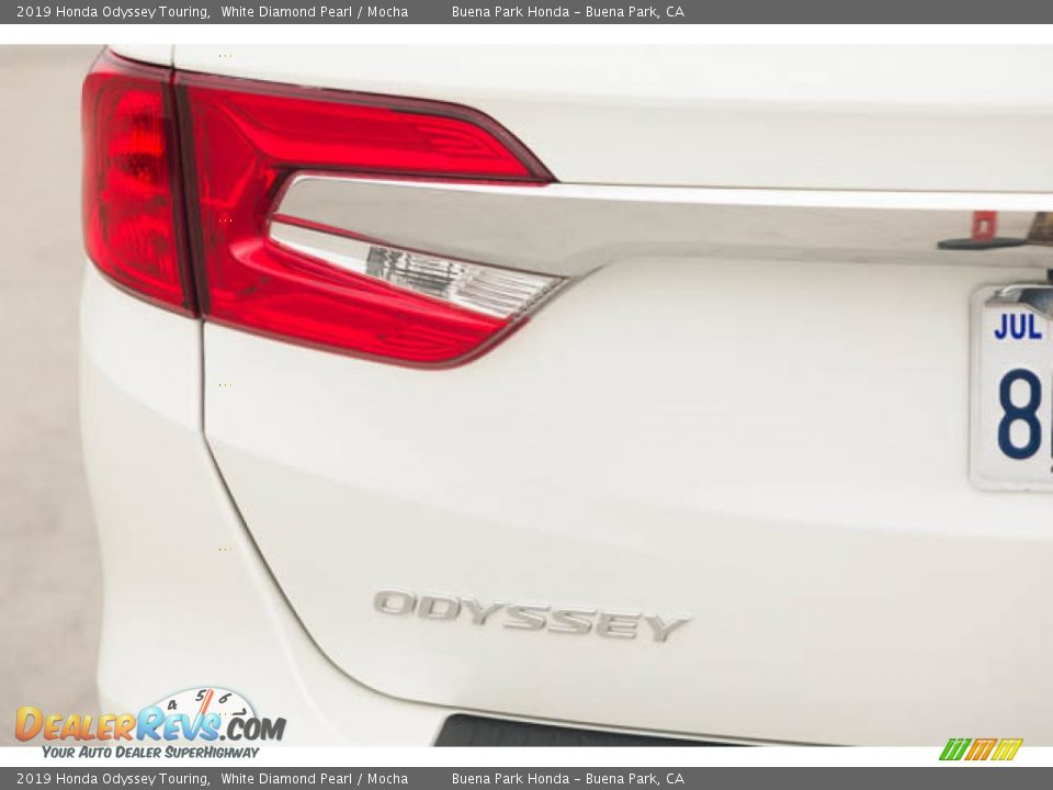 2019 Honda Odyssey Touring White Diamond Pearl / Mocha Photo #10