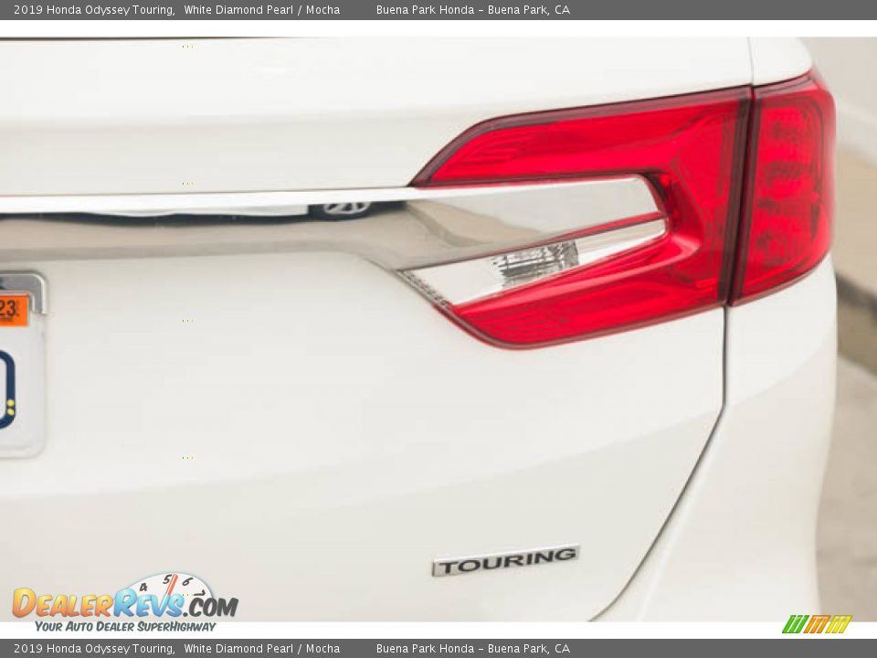 2019 Honda Odyssey Touring White Diamond Pearl / Mocha Photo #11