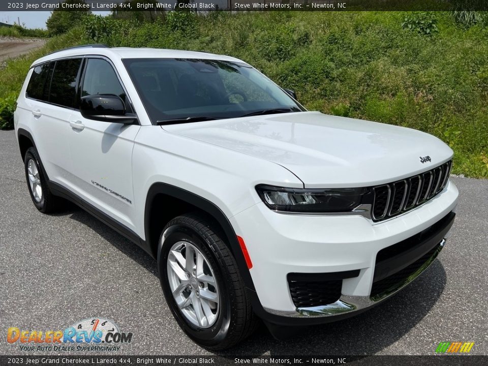 Front 3/4 View of 2023 Jeep Grand Cherokee L Laredo 4x4 Photo #4