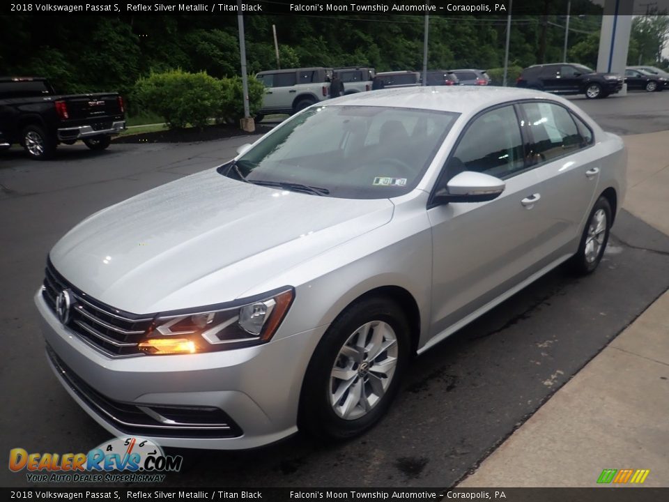 Front 3/4 View of 2018 Volkswagen Passat S Photo #7