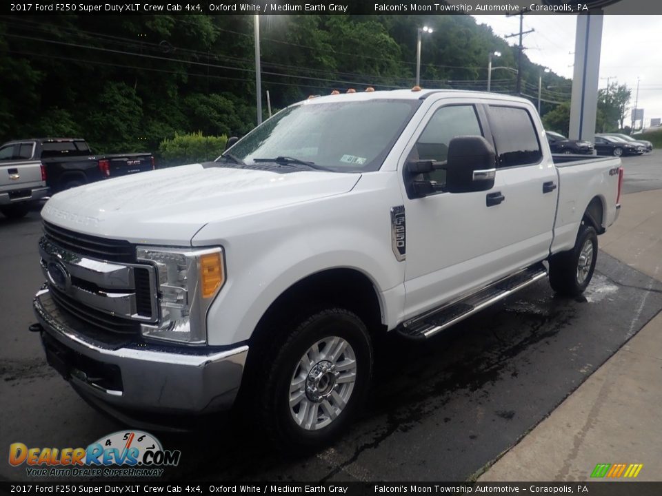 2017 Ford F250 Super Duty XLT Crew Cab 4x4 Oxford White / Medium Earth Gray Photo #6