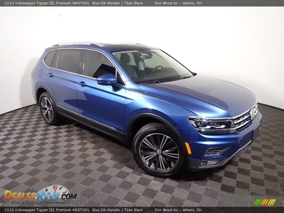 Front 3/4 View of 2019 Volkswagen Tiguan SEL Premium 4MOTION Photo #5