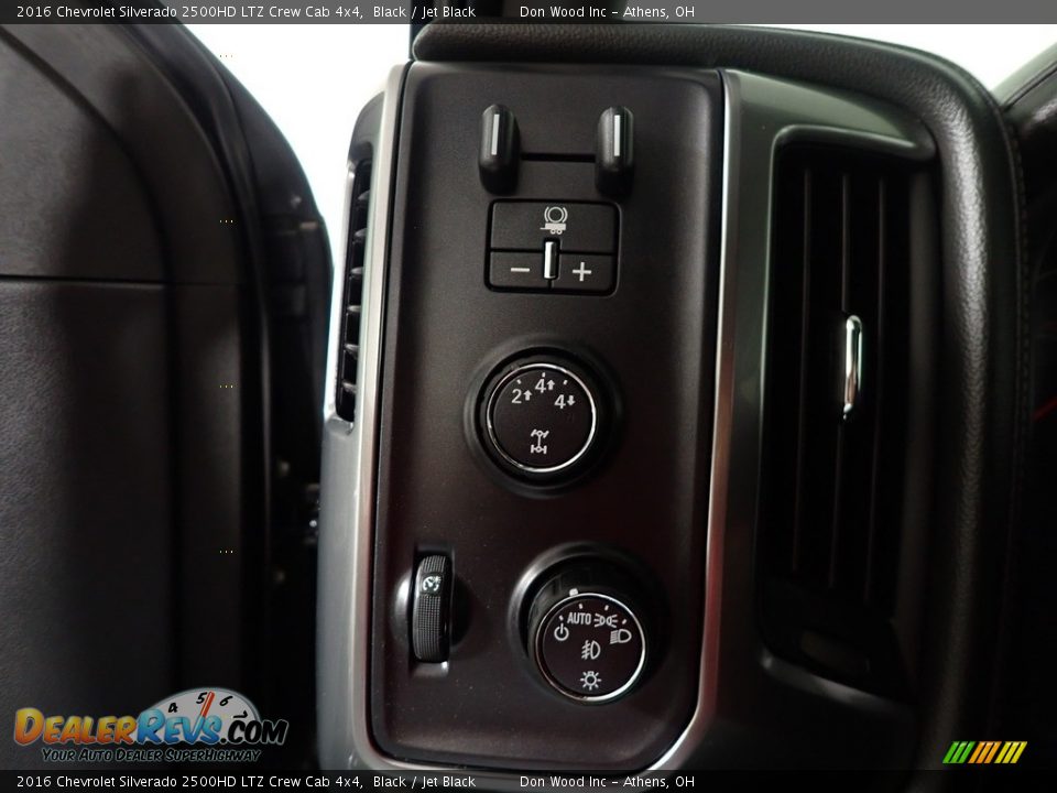 Controls of 2016 Chevrolet Silverado 2500HD LTZ Crew Cab 4x4 Photo #27