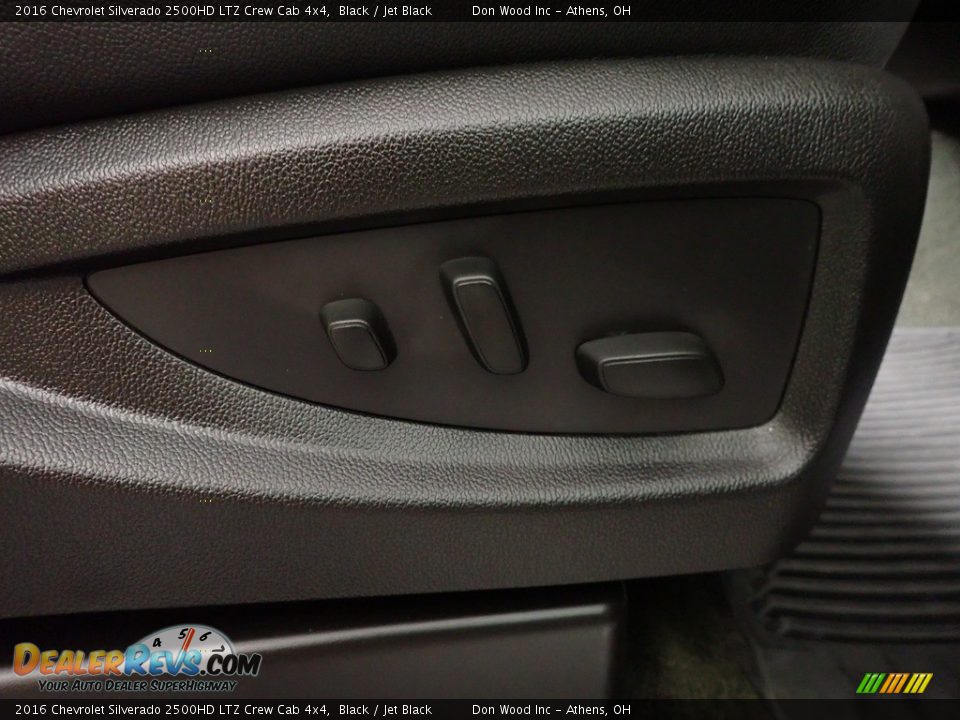 Front Seat of 2016 Chevrolet Silverado 2500HD LTZ Crew Cab 4x4 Photo #36