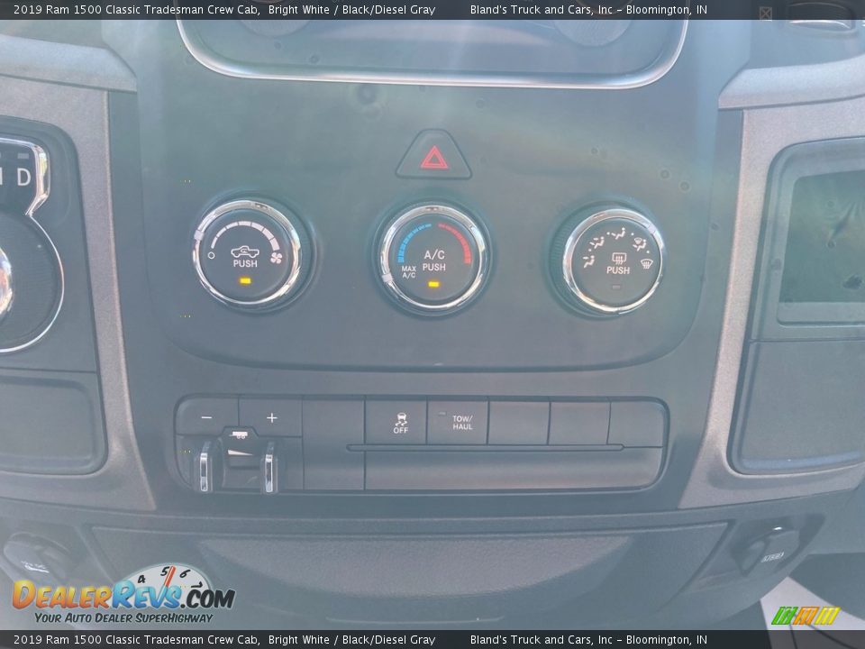 2019 Ram 1500 Classic Tradesman Crew Cab Bright White / Black/Diesel Gray Photo #30