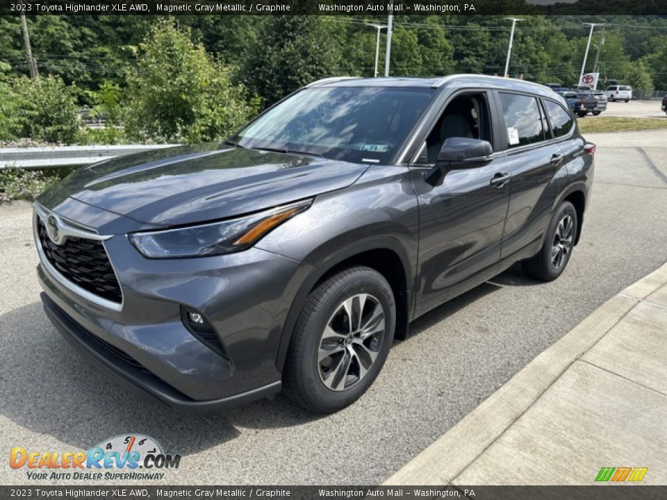 Front 3/4 View of 2023 Toyota Highlander XLE AWD Photo #7